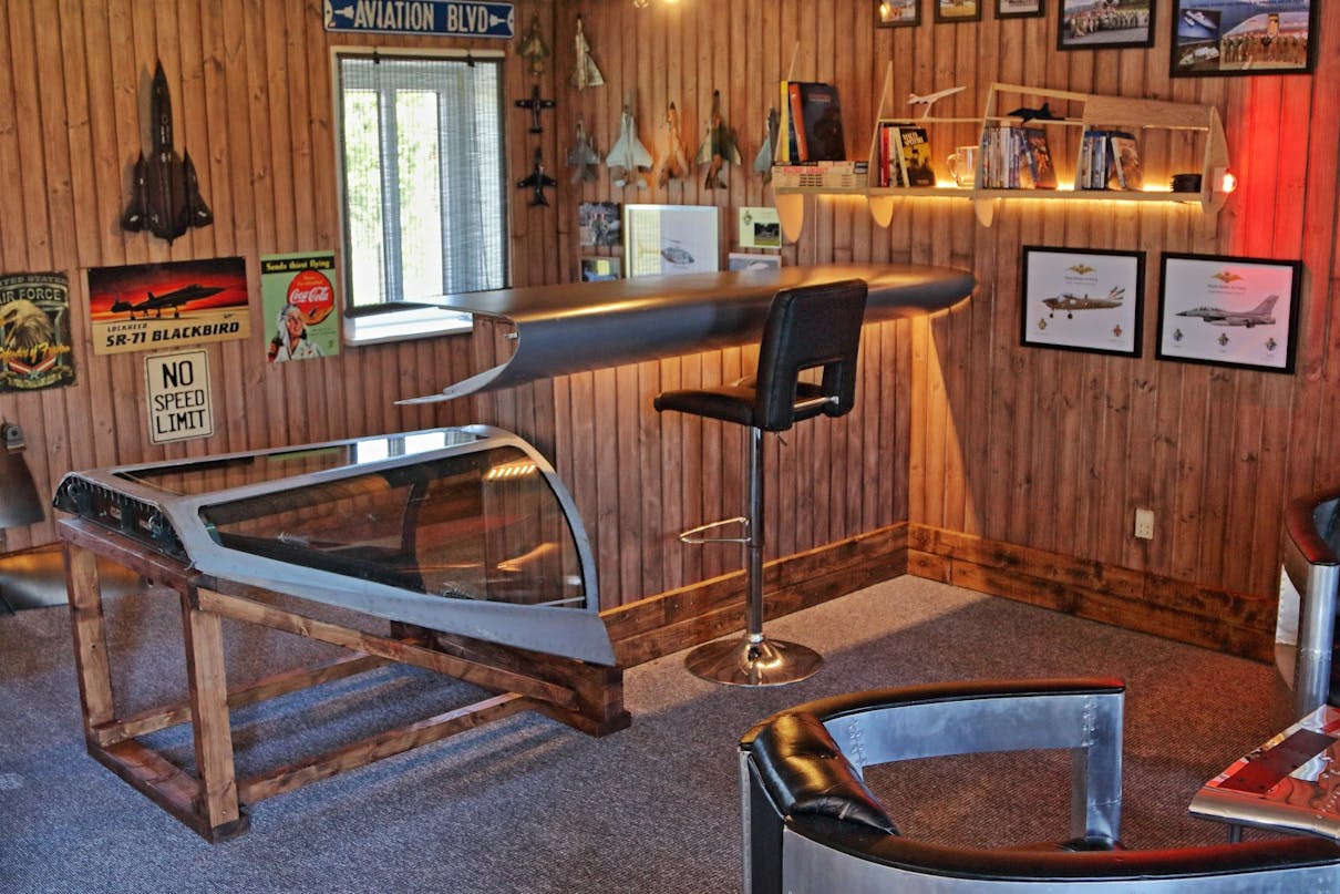 Flyvende bar med funksjonell skillevegg til stuen Flyvende bar med funksjonell skillevegg til stuen